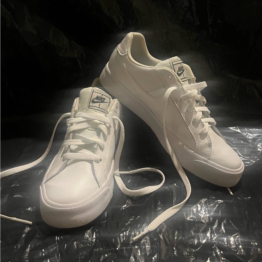 Nike Court Royale 2 - Low Sneaker Size 8 Women's
